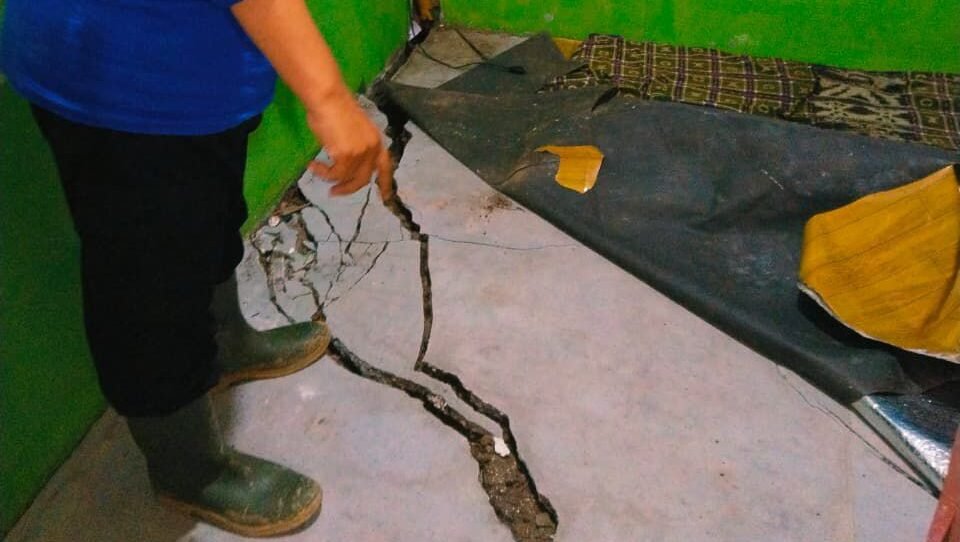 Kondisi pemukiman warga di Desa Sirnajaya yang terdampak pergerakan tanah akibat curah hujan tinggi di Kabupaten Tasikmalaya, Jawa Barat.