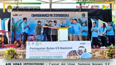 Camat Air Upas Samson Nopen bersama manajemen PT Cargill dan unsur Forkopimcam menekan tombol sirine pada acara Puncak Peringatan Bulan K3 Nasional di Lapangan Bola Keluwin Estate. (Dok. HO/Faktakalbar.id)