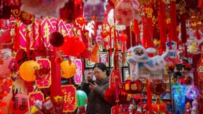 "Ingin tahun baru penuh keberuntungan? Simak 6 persiapan wajib jelang Imlek, mulai dari bersih-bersih rumah hingga sajian makanan pembawa hoki di sini."