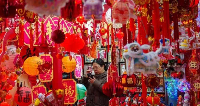 "Ingin tahun baru penuh keberuntungan? Simak 6 persiapan wajib jelang Imlek, mulai dari bersih-bersih rumah hingga sajian makanan pembawa hoki di sini."