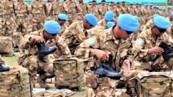 Prajurit TNI dengan baret biru mempersiapkan perlengkapan dan logistik sebelum diberangkatkan dalam misi perdamaian internasional. (Dok. HO/Faktakalbar.id)