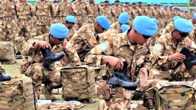 Prajurit TNI dengan baret biru mempersiapkan perlengkapan dan logistik sebelum diberangkatkan dalam misi perdamaian internasional. (Dok. HO/Faktakalbar.id)