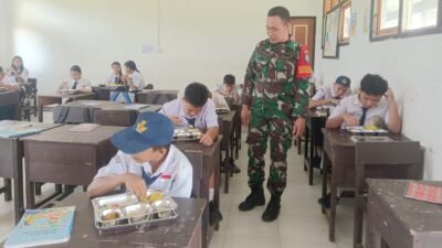 Personel Kodim 1209/Bengkayang saat memantau distribusi paket program Makan Bergizi Gratis (MBG) di salah satu sekolah di Kecamatan Jagoi Babang untuk memastikan ketepatan sasaran, Selasa (3/2/2026).