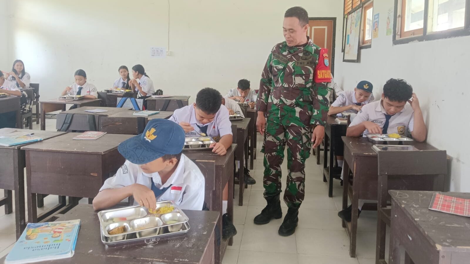 Personel Kodim 1209/Bengkayang saat memantau distribusi paket program Makan Bergizi Gratis (MBG) di salah satu sekolah di Kecamatan Jagoi Babang untuk memastikan ketepatan sasaran, Selasa (3/2/2026).