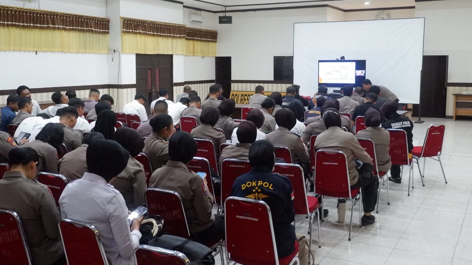 Personel kepolisian jajaran Polda Kalbar saat mengikuti evaluasi daring dalam program E-Learning Kehumasan guna meningkatkan profesionalisme pelayanan informasi publik.