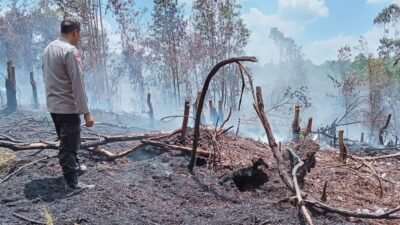 Personel Polsek Kapuas saat melakukan pengecekan lapangan (ground check) di lokasi lahan warga yang terdeteksi sebagai titik panas, Senin (9/2/2026).