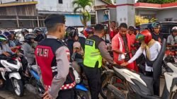 Personel Polsek Putussibau Utara bersiaga mengatur antrean kendaraan dan mengawasi proses penyaluran bahan bakar kepada masyarakat di salah satu APMS wilayah Putussibau, Rabu (18/2/2026). (Dok. Ist))