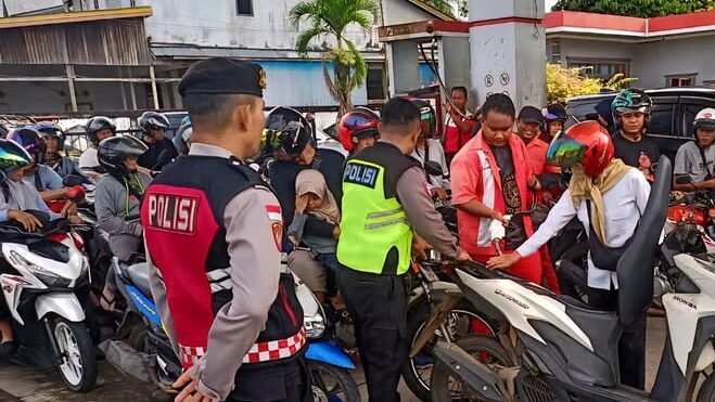 Personel Polsek Putussibau Utara bersiaga mengatur antrean kendaraan dan mengawasi proses penyaluran bahan bakar kepada masyarakat di salah satu APMS wilayah Putussibau, Rabu (18/2/2026). (Dok. Ist))
