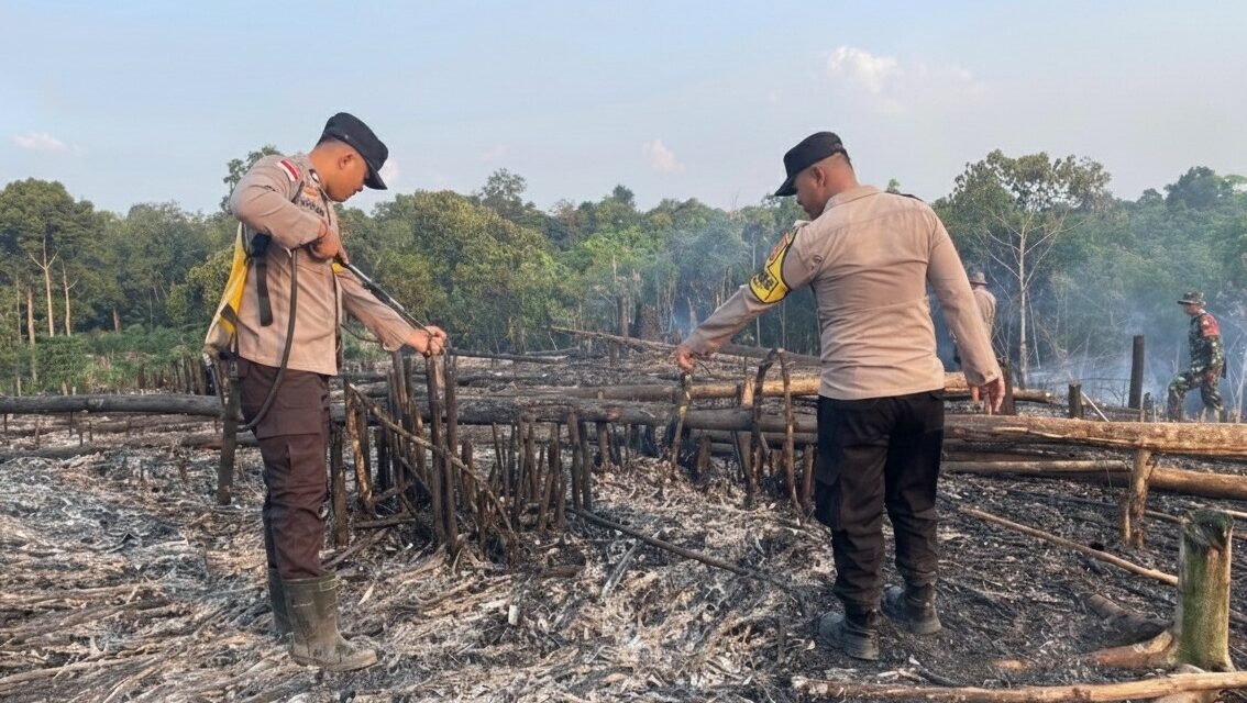 Personel Polsek Sekayam saat melakukan verifikasi lapangan di salah satu titik panas di Dusun Pengadang untuk memastikan tidak adanya potensi kebakaran hutan dan lahan yang meluas.
