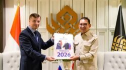 Duta Besar Rusia Sergei Tolchenov menyerahkan cinderamata kalender 2026 kepada Menteri Kebudayaan Fadli Zon dalam pertemuan bilateral di Jakarta. (Dok. HO/Faktakalbar.id)