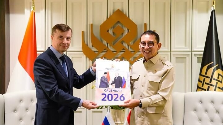 Duta Besar Rusia Sergei Tolchenov menyerahkan cinderamata kalender 2026 kepada Menteri Kebudayaan Fadli Zon dalam pertemuan bilateral di Jakarta. (Dok. HO/Faktakalbar.id)