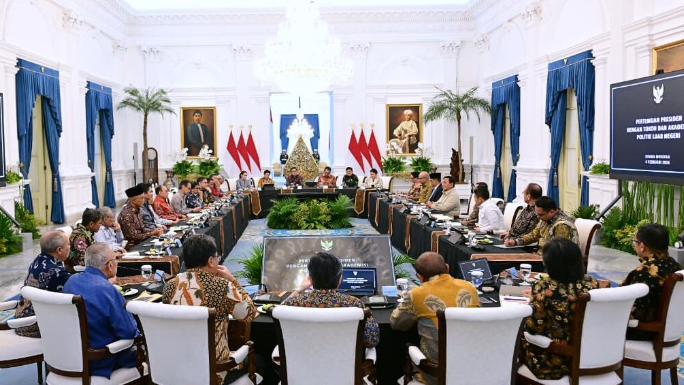 Presiden Prabowo Subianto berfoto bersama sejumlah mantan menteri luar negeri dan tokoh diplomasi senior usai pertemuan tertutup di Istana Merdeka, Rabu (4/2/2026). (Dok. Ist)