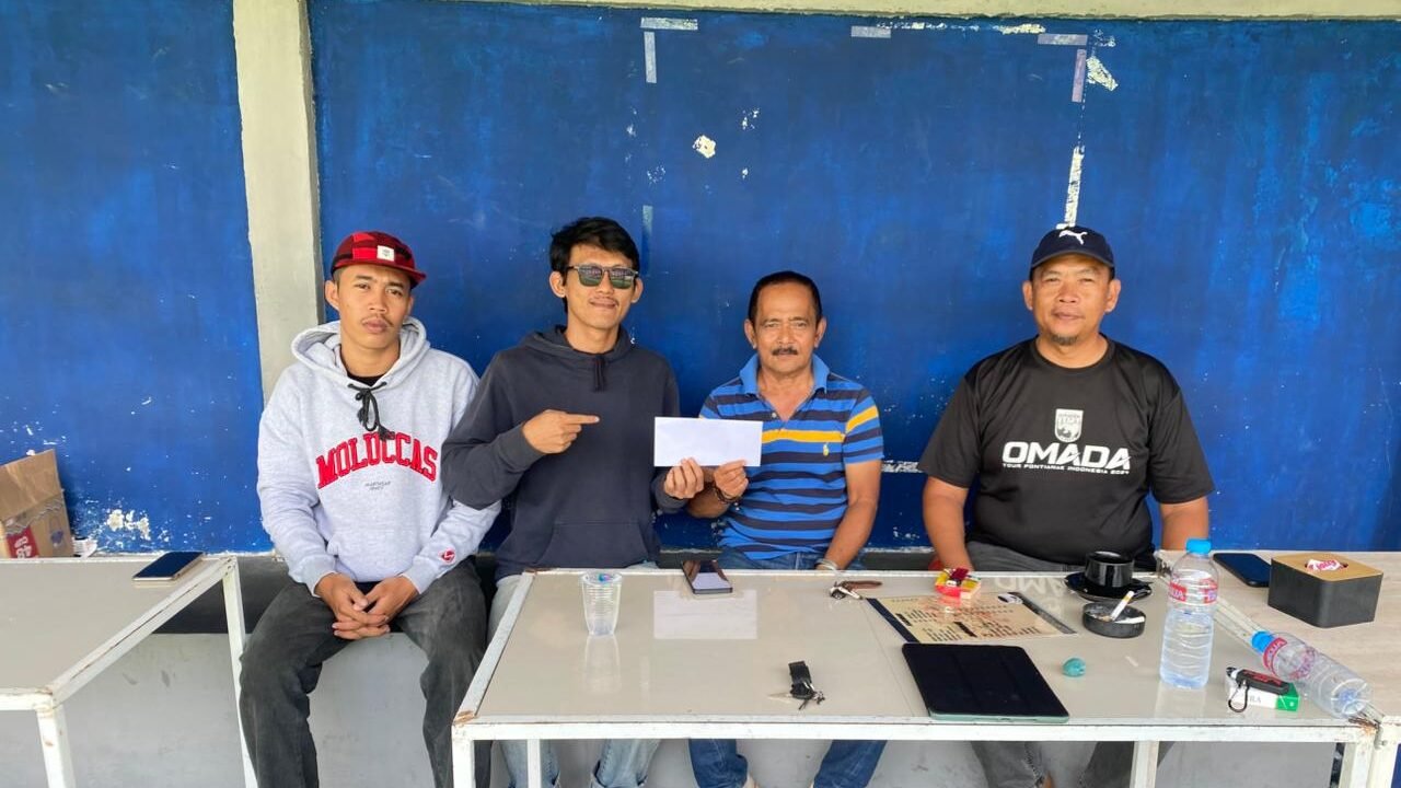 Perwakilan suporter Pontianak Fans menunjukkan surat permohonan audiensi yang ditujukan kepada manajemen Persipon. (Dok. HO/Faktakalbar.id)