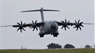 Pesawat angkut berat Airbus A400M pesanan Kementerian Pertahanan RI sedang terbang rendah dalam persiapan pendaratan. (Dok. HO/Faktakalbar.id)