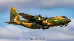 Pesawat angkut militer C-130 Hercules milik Angkatan Udara Republik Singapura (RSAF) sedang mengudara di langit biru. (Dok. HO/Faktakalbar.id)