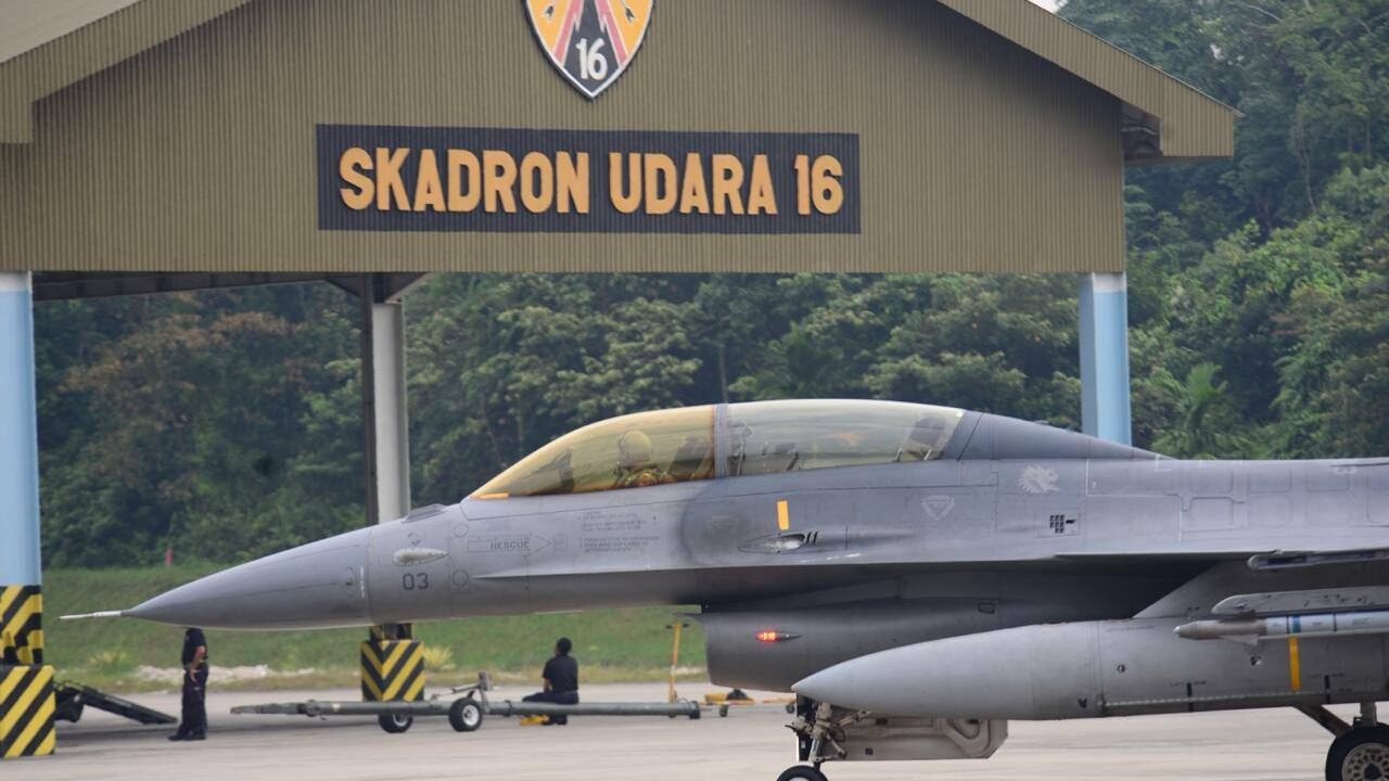 Pesawat tempur F-16 TNI AU bersiap di depan hanggar Skadron Udara 16 Lanud Roesmin Nurjadin saat latihan Bilateral Fighter Interaction (BFI) 14/26. (Dok. HO/Faktakalbar.id)