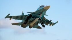 Pesawat pembom tempur Sukhoi Su-34 Fullback milik Angkatan Udara Rusia terbang dengan membawa persenjataan lengkap di bawah sayapnya. (Dok. Ist)