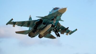 Pesawat pembom tempur Sukhoi Su-34 Fullback milik Angkatan Udara Rusia terbang dengan membawa persenjataan lengkap di bawah sayapnya. (Dok. Ist)