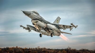 Sebuah pesawat tempur F-16 Fighting Falcon sedang mengudara dengan membawa persenjataan rudal lengkap di bawah sayapnya. (Dok. HO/Faktakalbar.id)