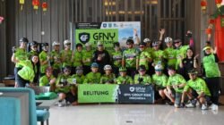 Komunitas dan peserta Group Ride GFNY Belitung 2026 berfoto bersama dengan penuh semangat di lobi Hotel Fairfield by Marriott usai menyelesaikan rute bersepeda. (Dok. HO/Faktakalbar.id)