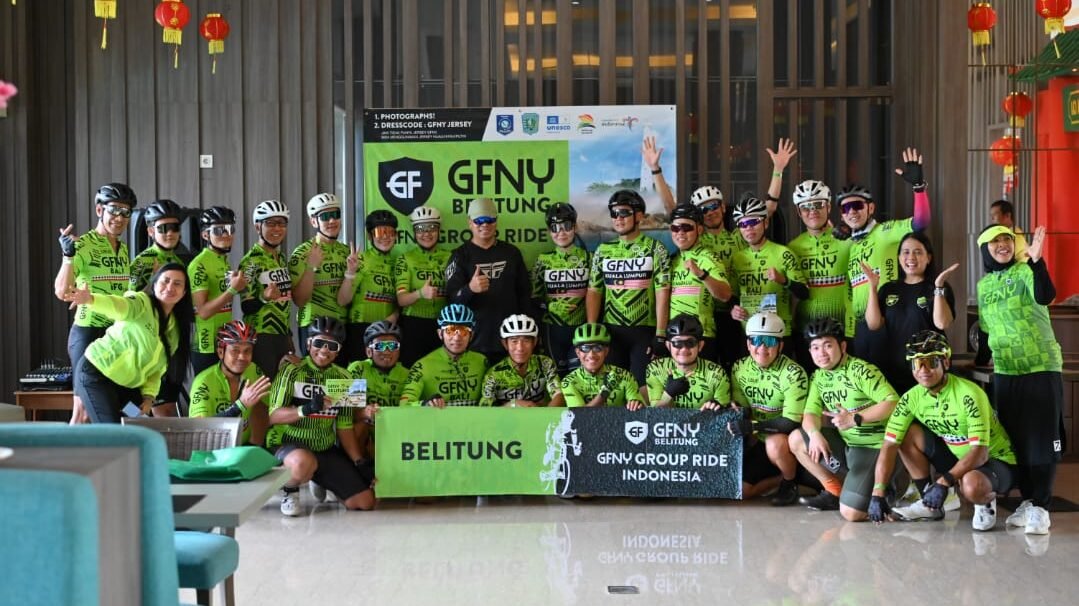 Komunitas dan peserta Group Ride GFNY Belitung 2026 berfoto bersama dengan penuh semangat di lobi Hotel Fairfield by Marriott usai menyelesaikan rute bersepeda. (Dok. HO/Faktakalbar.id)