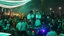Ribuan peserta membawa obor dan lentera saat melintasi jalan protokol dalam acara Pawai Obor Ramadhan di Singkawang yang digelar untuk menyambut bulan suci tahun 1447 Hijriah, Senin (16/2/2026).