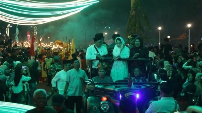 Ribuan peserta membawa obor dan lentera saat melintasi jalan protokol dalam acara Pawai Obor Ramadhan di Singkawang yang digelar untuk menyambut bulan suci tahun 1447 Hijriah, Senin (16/2/2026).
