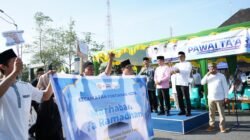 Peserta Pawai Taaruf dari Kecamatan Pontianak Kota membawa spanduk ucapan selamat menunaikan ibadah puasa di depan panggung utama. (Dok.HO/Faktakalbar.id)