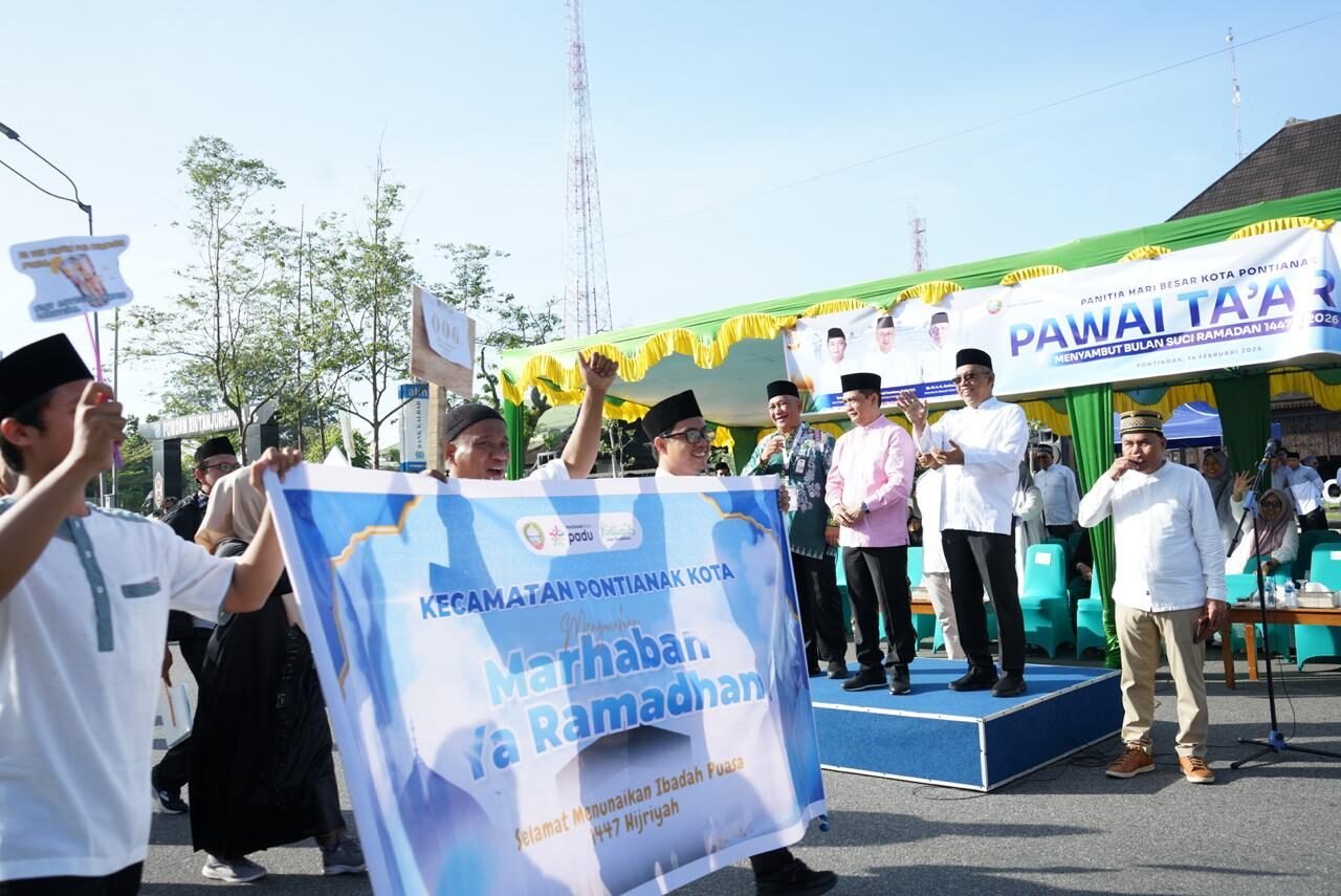 Peserta Pawai Taaruf dari Kecamatan Pontianak Kota membawa spanduk ucapan selamat menunaikan ibadah puasa di depan panggung utama. (Dok.HO/Faktakalbar.id)