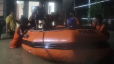 Petugas gabungan sedang mengevakuasi warga menggunakan perahu karet di area pemukiman yang terendam Banjir di Kabupaten Grobogan. (Dok. HO/Faktakalbar.id)