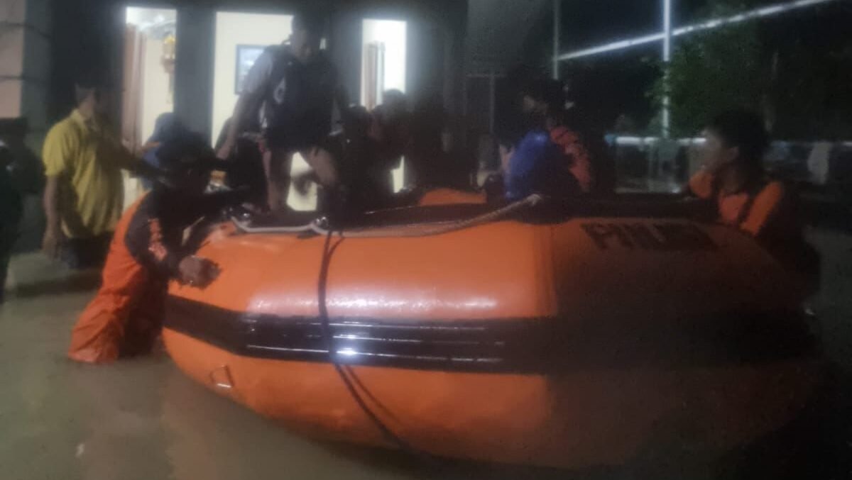 Petugas gabungan sedang mengevakuasi warga menggunakan perahu karet di area pemukiman yang terendam Banjir di Kabupaten Grobogan. (Dok. HO/Faktakalbar.id)
