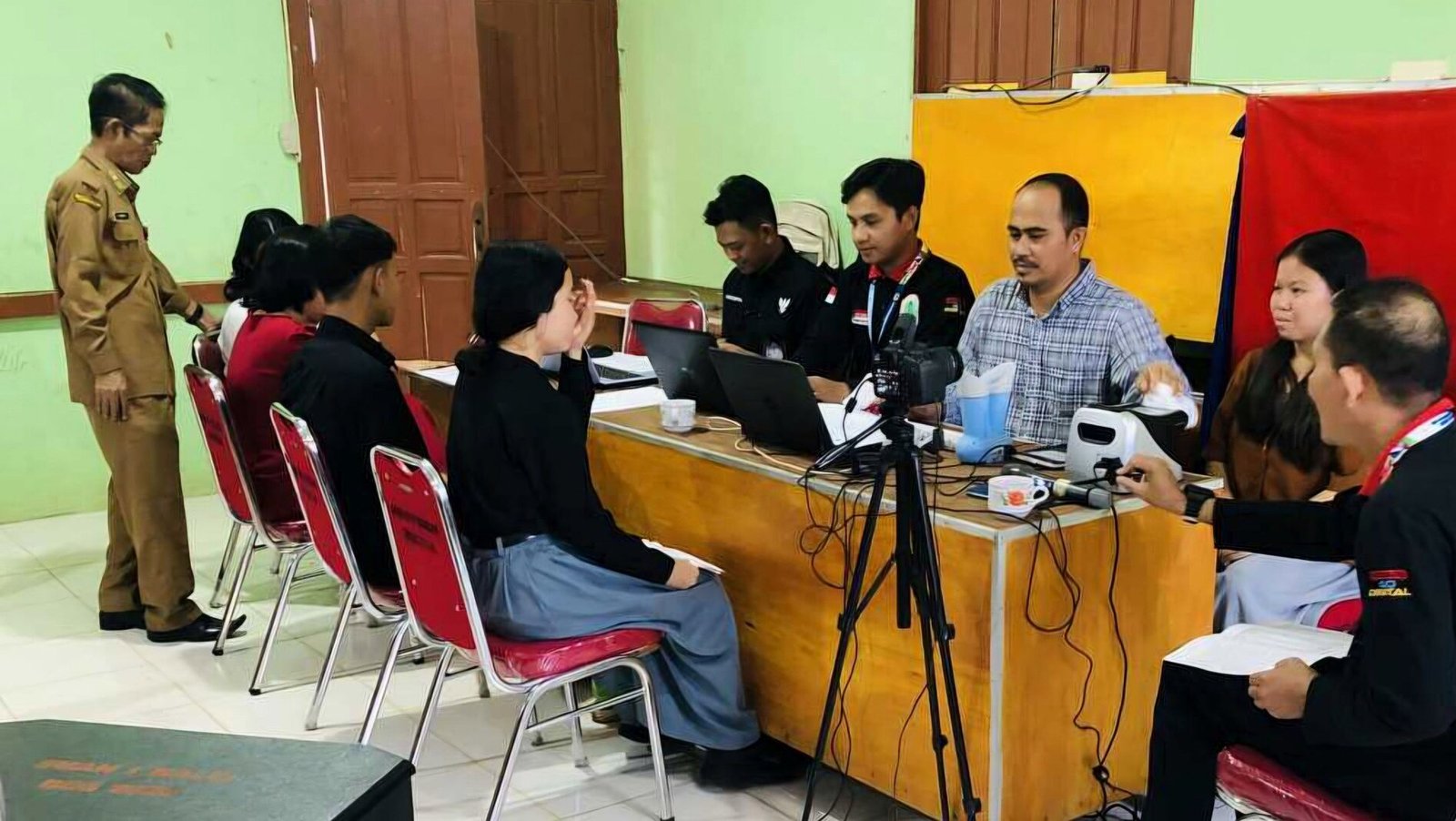 Suasana aktivitas Pelayanan Adminduk Kapuas Hulu di salah satu kantor kecamatan yang kembali dibuka untuk melayani perekaman KTP-el dan administrasi warga. (Dok. Ist)