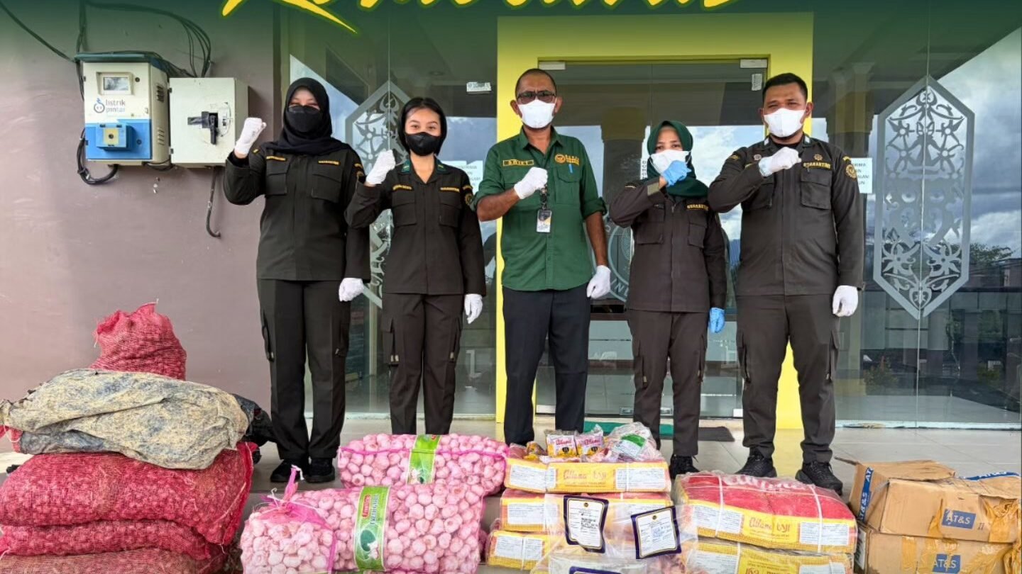 Petugas Karantina Kalimantan Barat bersama TNI-Polri dan Bea Cukai berfoto di depan barang bukti 688 kg komoditas ilegal di PLBN Entikong. (Dok. HO/Faktakalbar.id)