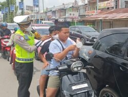 Polres Kubu Raya Bagikan Masker untuk Lindungi Warga dari Asap Karhutla
