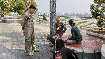 Personel Satpol PP Kota Pontianak saat memberikan teguran persuasif dan imbauan kepada warga di kawasan Waterfront City guna menjaga ketertiban lingkungan.