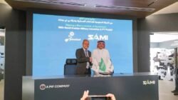 Direktur Utama PT Pindad, Sigit P. Santosa, berjabat tangan dengan General Manager SAMI Defence Systems, Mansour Qaed Alharbi, usai menandatangani Memorandum of Agreement di Riyadh. (Dok. Ist)