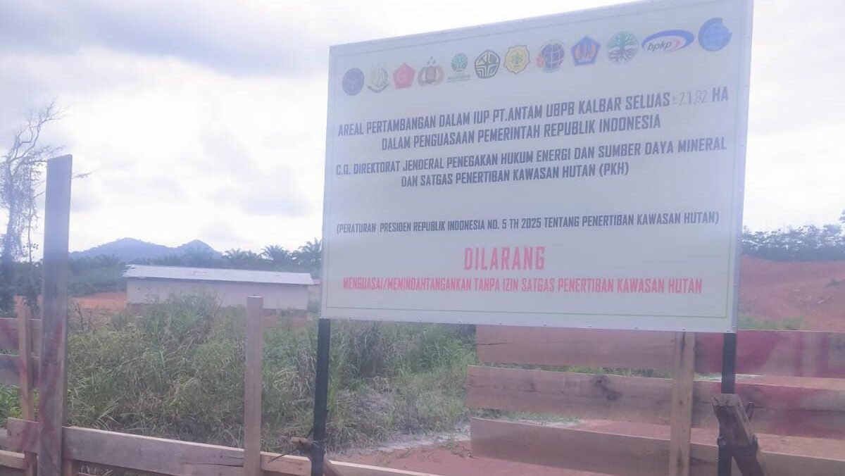 Plang penguasaan negara di areal tambang yang diduga menyerobot lahan konsesi di Tayan, Sanggau, Rabu (4/2/2026). (Dok. Faktakalbar.id)