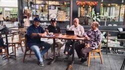 Suasana santai narasumber podcast Mat Jalagor Is Back dari FORMAJAKON Kalbar saat berdiskusi di Aming Hutan Kota Pontianak. (Dok. HO/Faktakalbar.id)