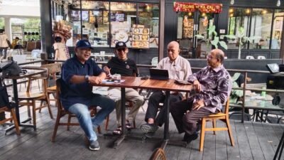 Suasana santai narasumber podcast Mat Jalagor Is Back dari FORMAJAKON Kalbar saat berdiskusi di Aming Hutan Kota Pontianak. (Dok. HO/Faktakalbar.id)