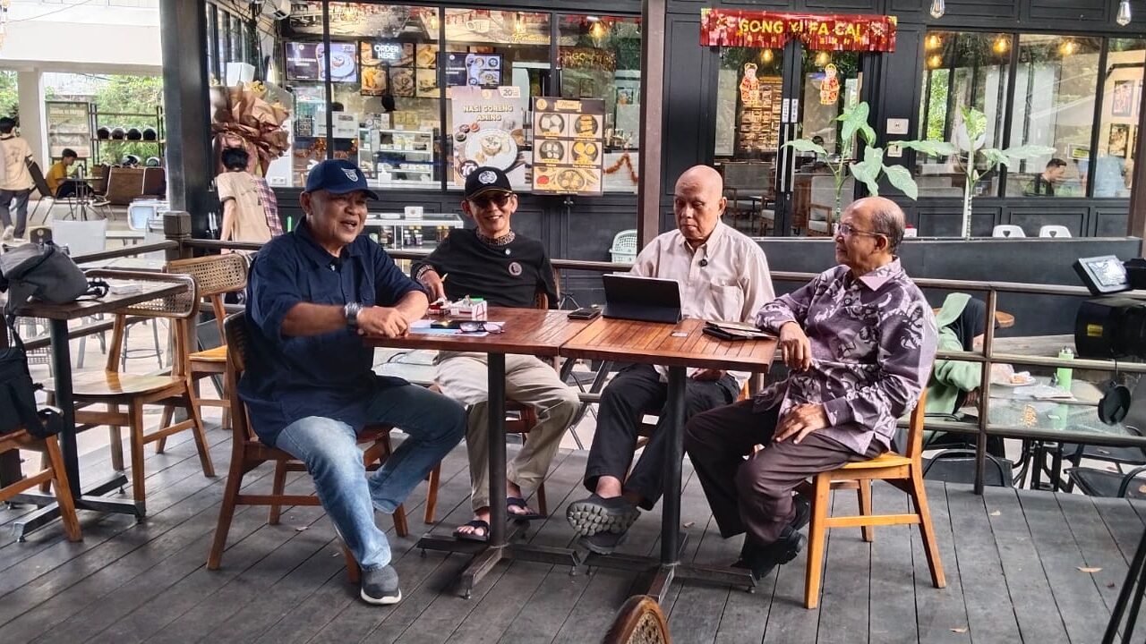 Suasana santai narasumber podcast Mat Jalagor Is Back dari FORMAJAKON Kalbar saat berdiskusi di Aming Hutan Kota Pontianak. (Dok. HO/Faktakalbar.id)