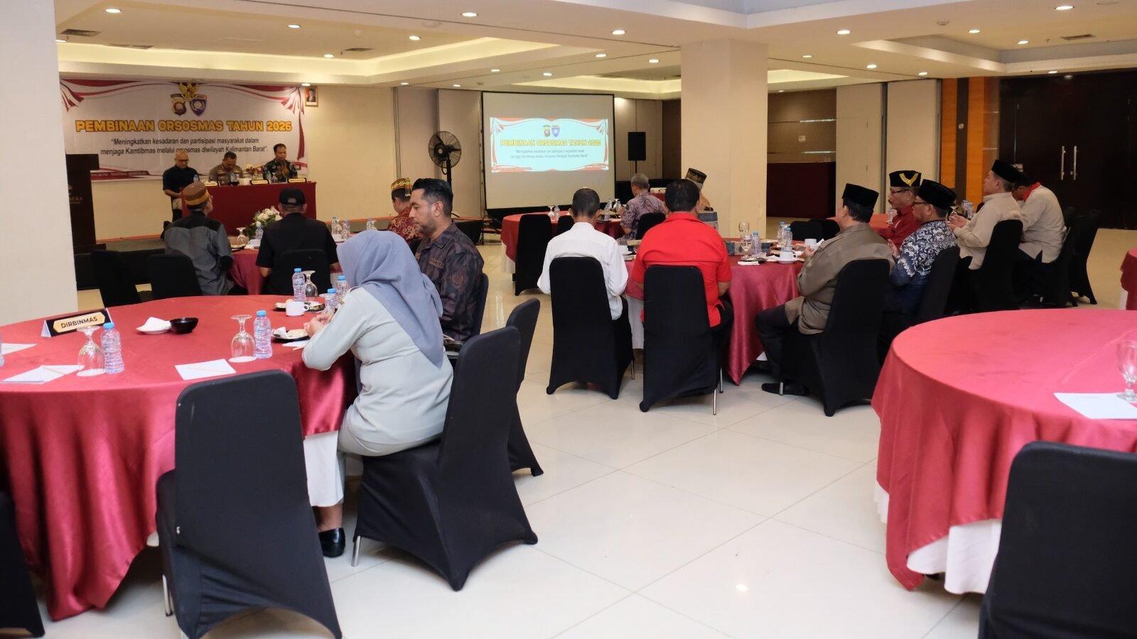 Polda Kalbar gelar pembinaan Ormas tingkat provinsi tahun 2026 untuk perkuat Sinergi Polda Kalbar dan Ormas dalam menjaga stabilitas Kamtibmas dan demokrasi.