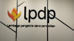 "Polemik alumni LPDP Dwi Sasetyaningtyas viral usai bangga anak jadi WNA. LPDP kini dalami dugaan suaminya mangkir dari kewajiban kontribusi di Indonesia. "