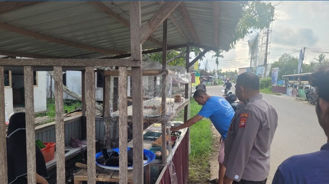 Personel Polsek Simpang Hilir melakukan pengamanan dan berdialog dengan warga di Pasar Juadah Teluk Melano, Kayong Utara. (Dok. HO/Faktakalbar.id)