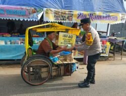 Peduli Warga, Polsek Delta Pawan Bagikan Takjil Gratis di Ketapang