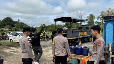 Personel Sat Reskrim Polres Kapuas Hulu saat mengamankan puluhan jerigen dan tangki modifikasi yang ditemukan tersembunyi di area SPBU Pala Pulau, Rabu (18/2/2026).