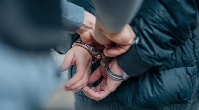 "Polisi berhasil menangkap tiga pencuri batik tulis senilai Rp1,3 miliar di JCC Senayan. Pelaku teridentifikasi lewat CCTV dan diamankan bersama barang bukti kontainer batik."