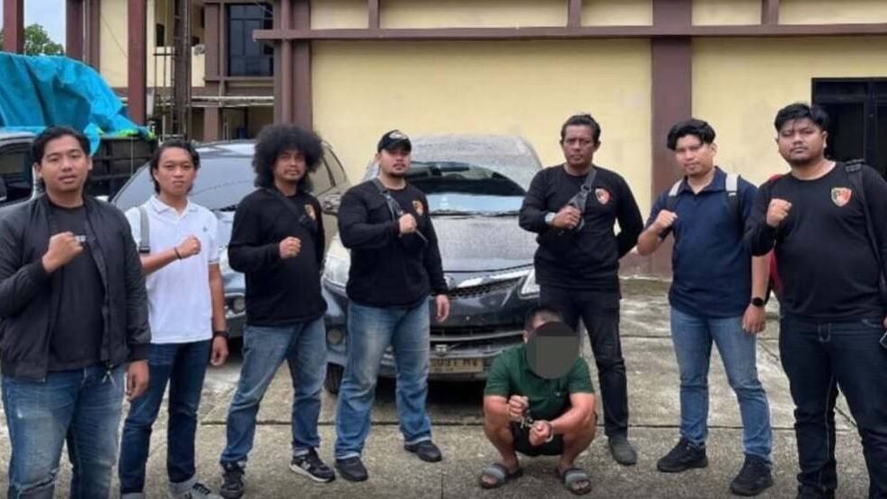 Terduga pelaku penggelapan mobil berinisial RS saat dikawal petugas menuju Mapolres Kapuas Hulu bersama barang bukti satu unit Toyota Avanza hitam, Jumat (13/2/2026).