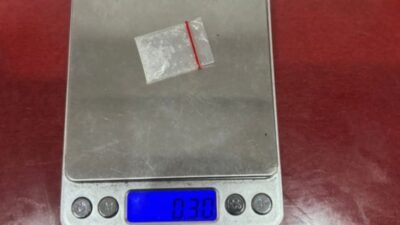 Barang bukti berupa satu kantong klip transparan berisi serbuk kristal diduga narkotika jenis sabu seberat 0,30 gram bruto yang diamankan petugas dari dua remaja di Kecamatan Air Upas.