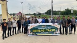 "Polres Kubu Raya bersama OKP membagikan 300 paket takjil kepada pengguna jalan di Sungai Ambawang sekaligus menyampaikan pesan kamtibmas selama Ramadan."