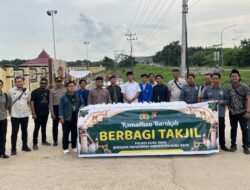 Gandeng Organisasi Kepemudaan, Polres Kubu Raya Bagi-Bagi 300 Paket Takjil di Jalan Mayor Alianyang